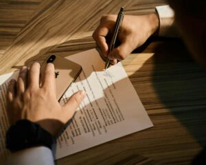 Lawyer and client signing a retainer agreement – retainer agreement for lawyers
